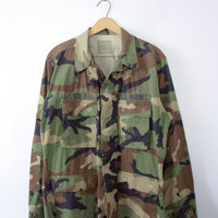 Vintage 90's distressed grunge camo jacket, military camo shirt, army camouflage fatigues, size medium - regular