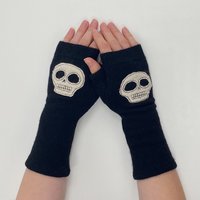 Upcycled cashmere gloves