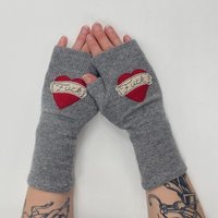Upcycled cashmere gloves
