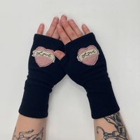 Upcycled cashmere gloves
