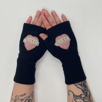 Upcycled cashmere gloves