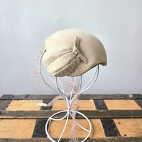 1950 Pogue's cream wool crescent fascinator hat