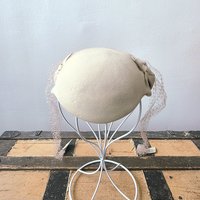 1950 Pogue's cream wool crescent fascinator hat