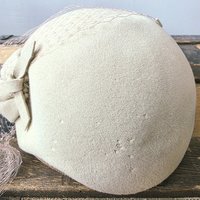 1950 Pogue's cream wool crescent fascinator hat