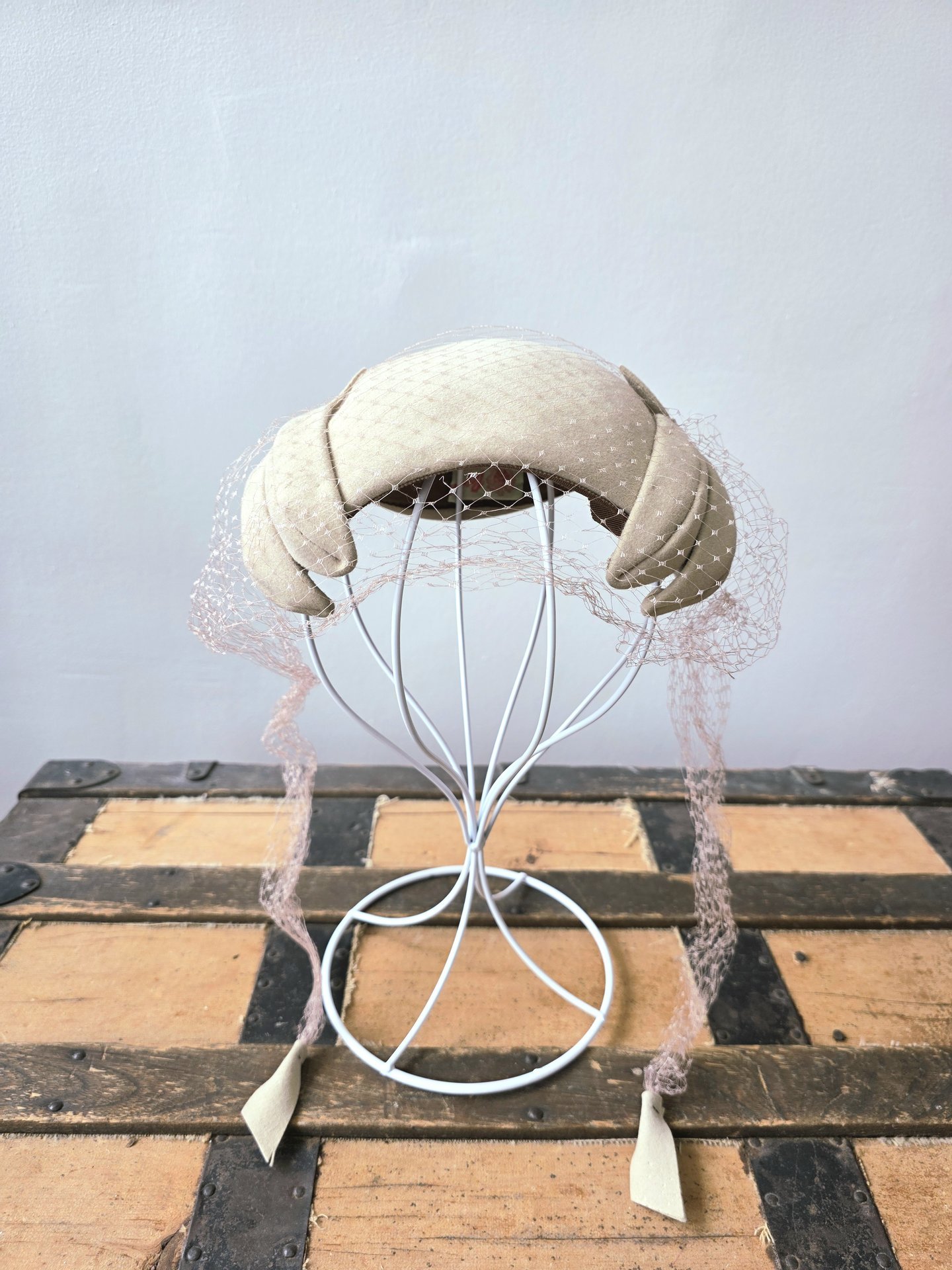 1950 Pogue's cream wool crescent fascinator hat