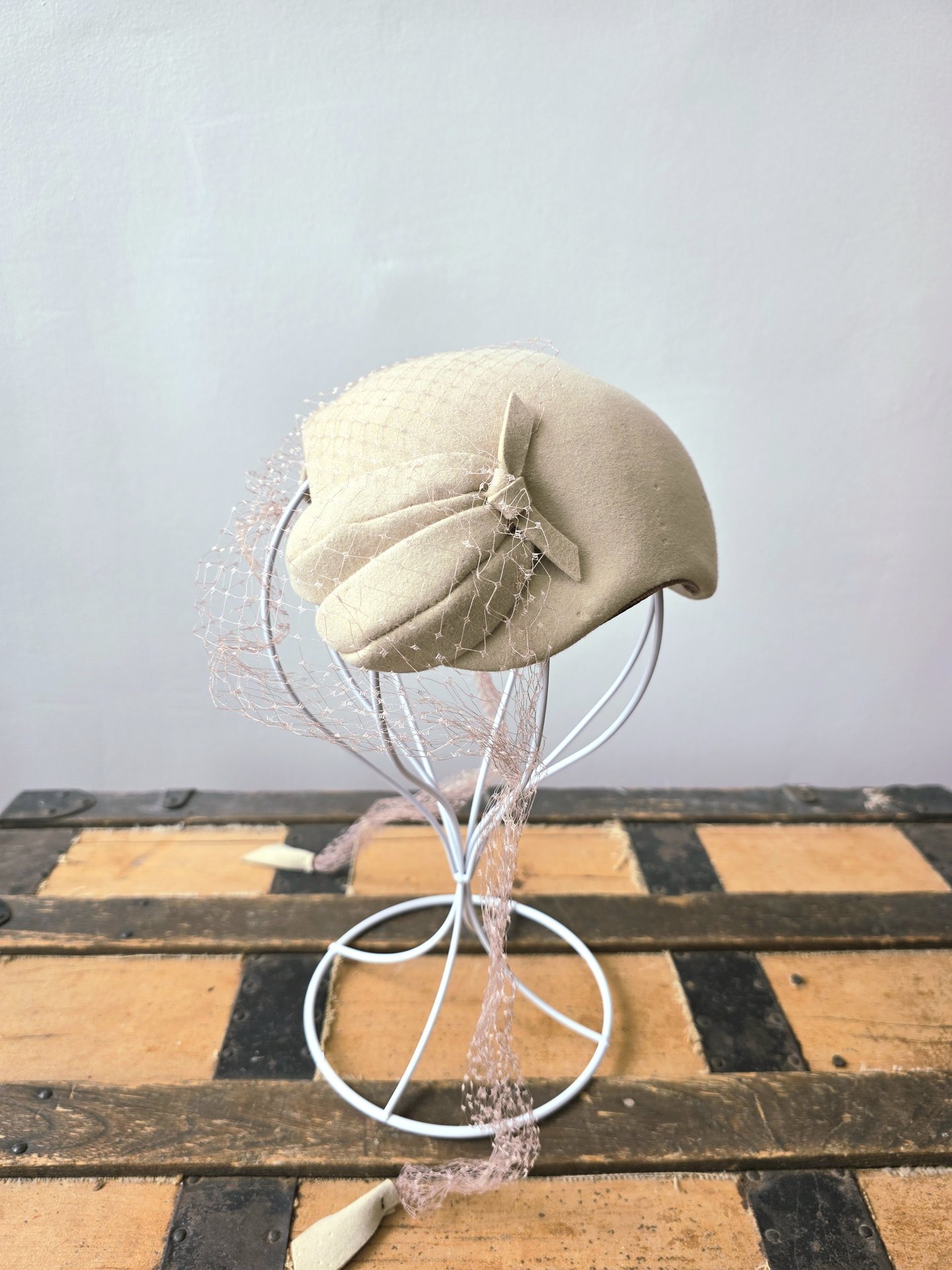 1950 Pogue's cream wool crescent fascinator hat