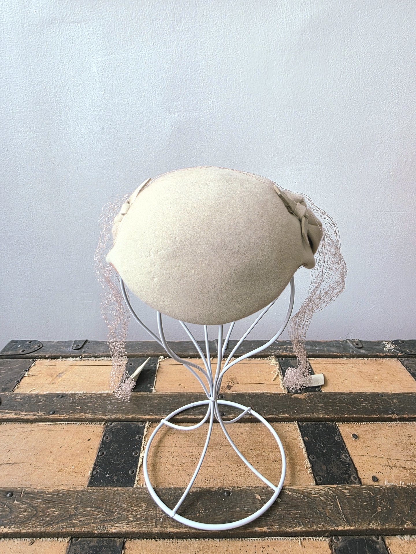 1950 Pogue's cream wool crescent fascinator hat