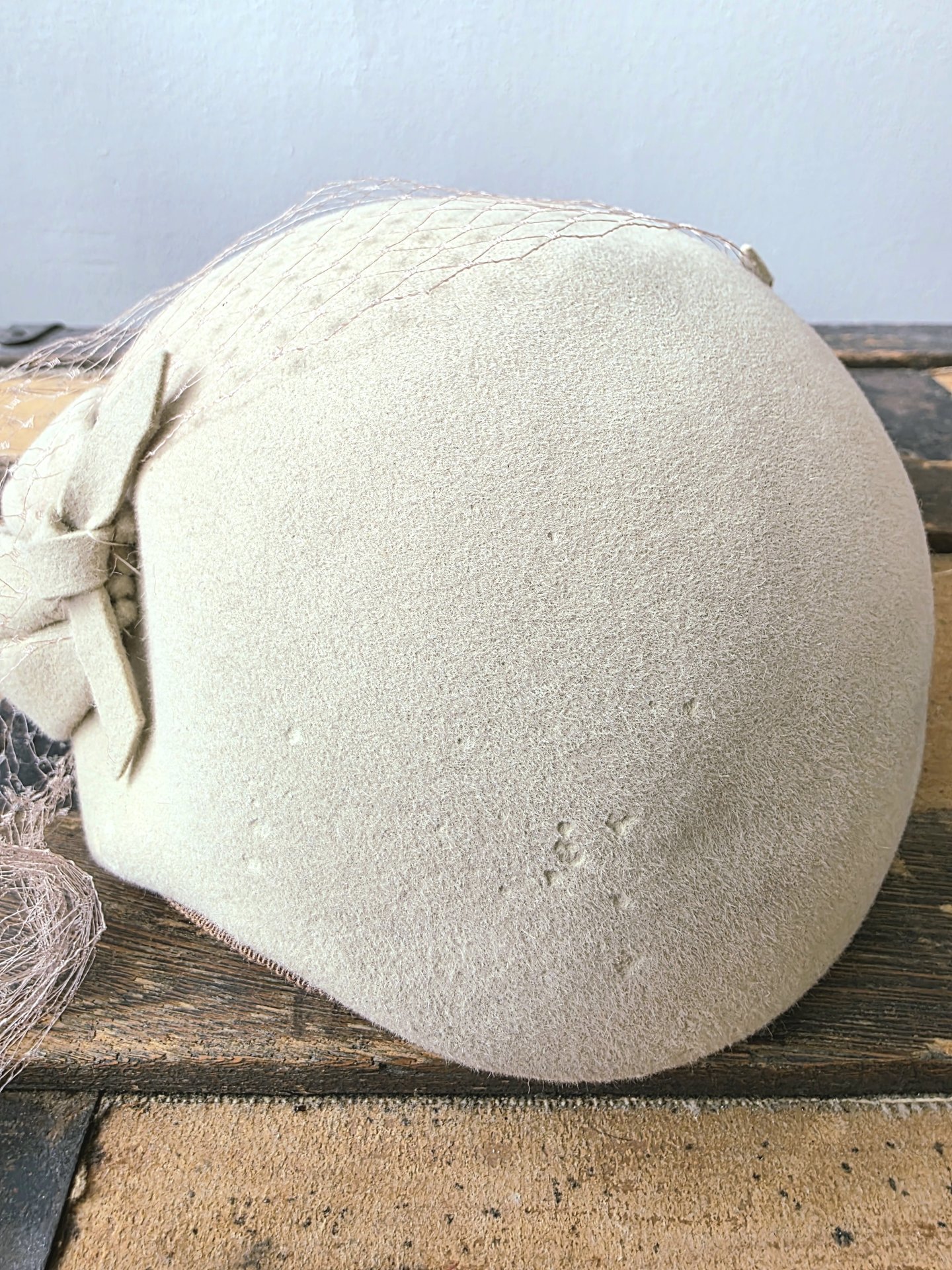 1950 Pogue's cream wool crescent fascinator hat