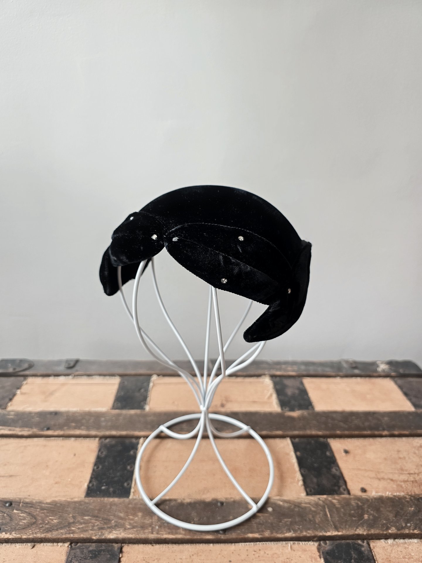 1950 Eva Mae black velvet crescent fascinator hat