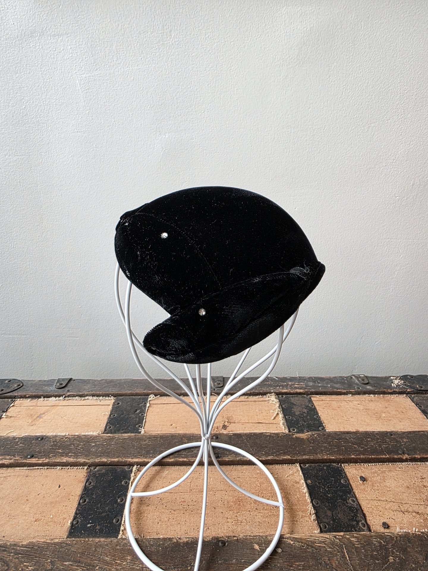 1950 Eva Mae black velvet crescent fascinator hat