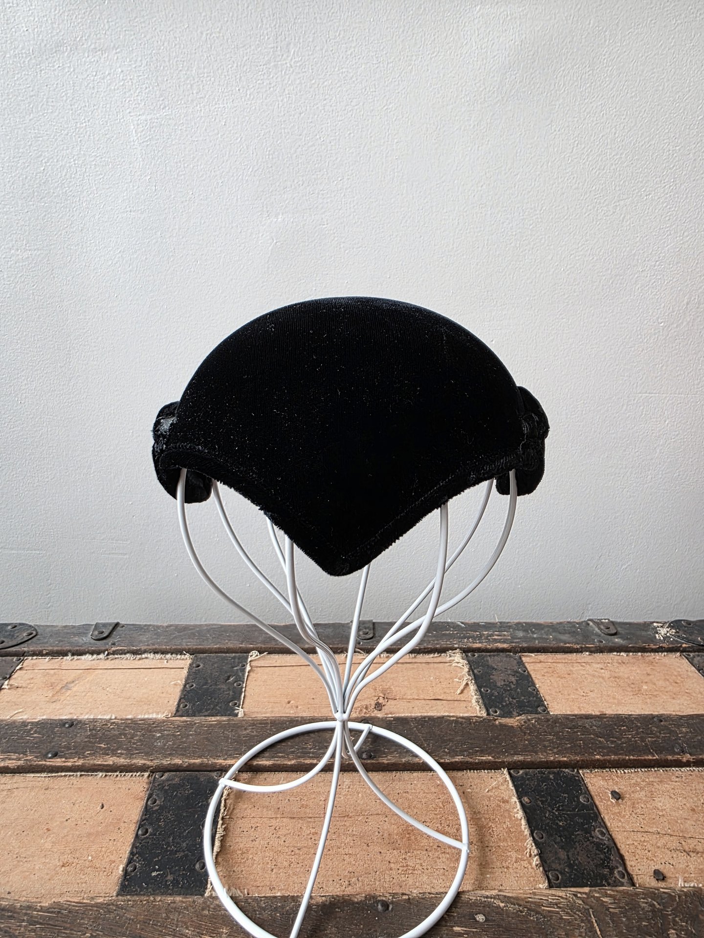 1950 Eva Mae black velvet crescent fascinator hat