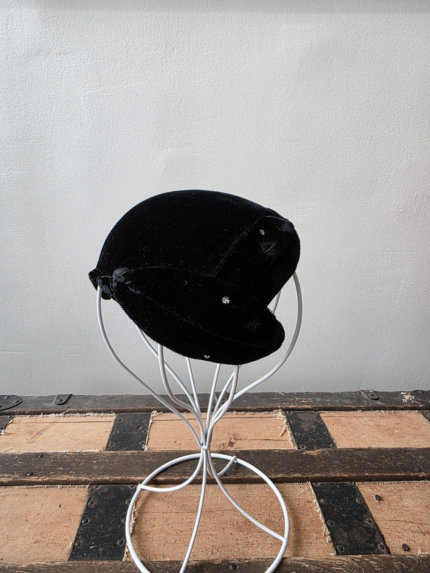 1950 Eva Mae black velvet crescent fascinator hat