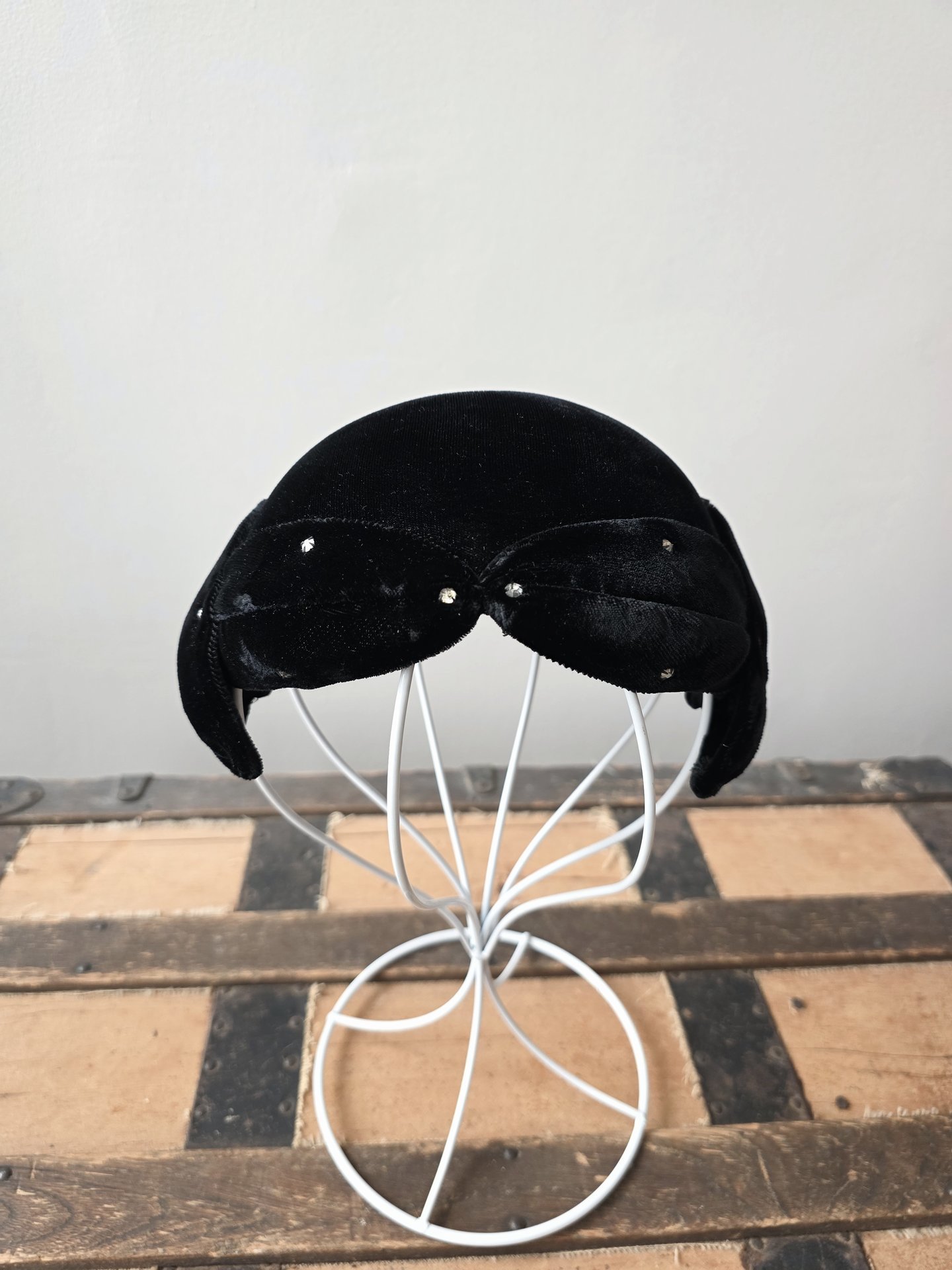 1950 Eva Mae black velvet crescent fascinator hat