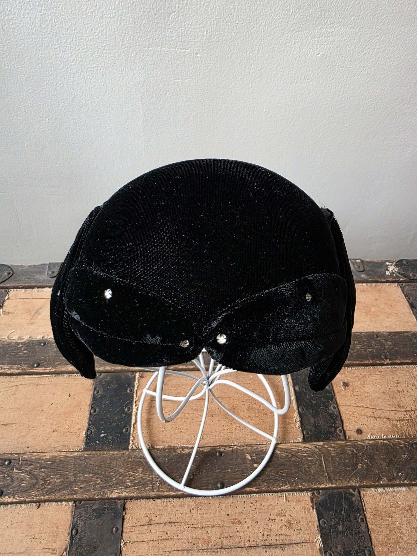 1950 Eva Mae black velvet crescent fascinator hat