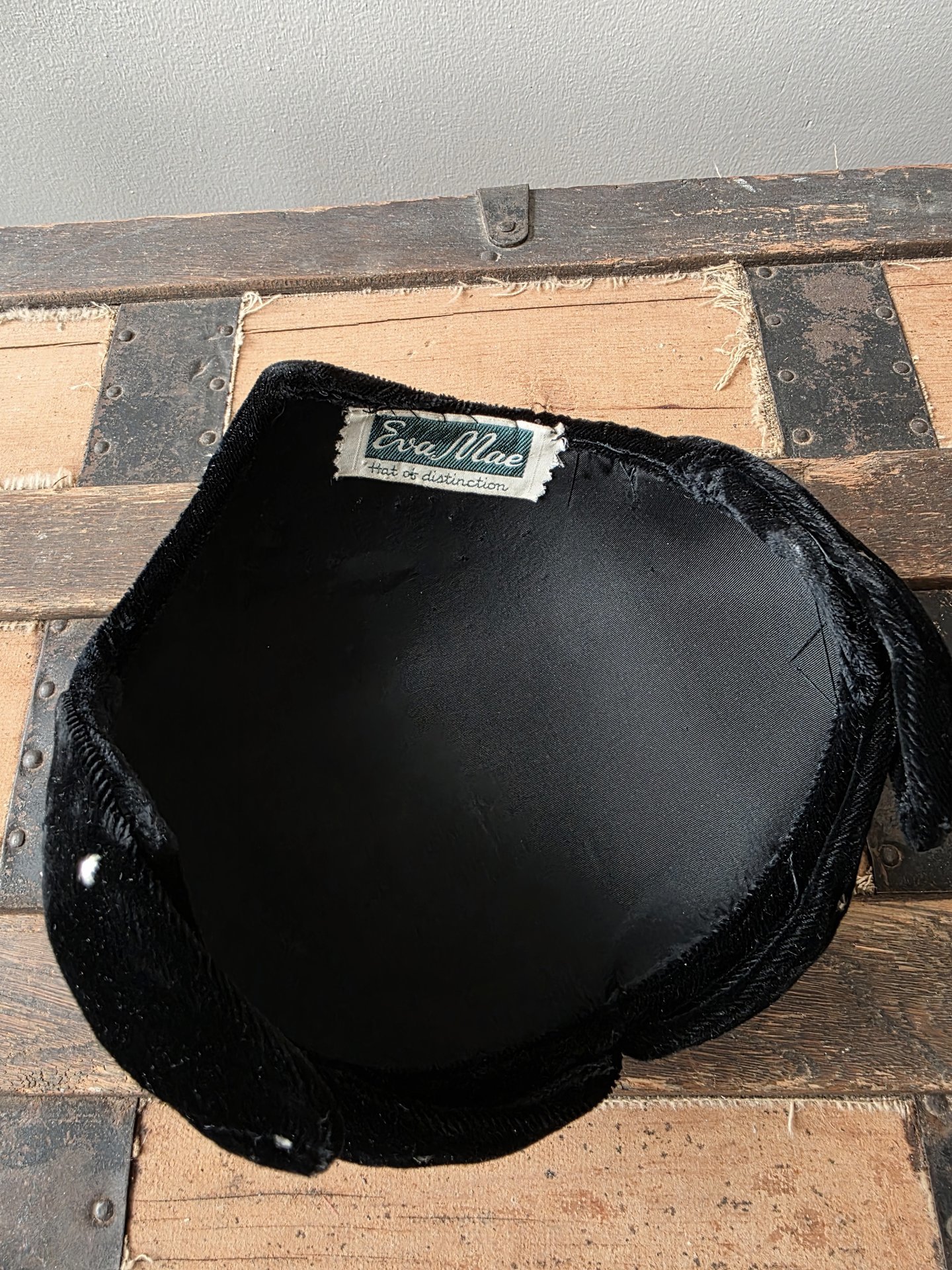 1950 Eva Mae black velvet crescent fascinator hat