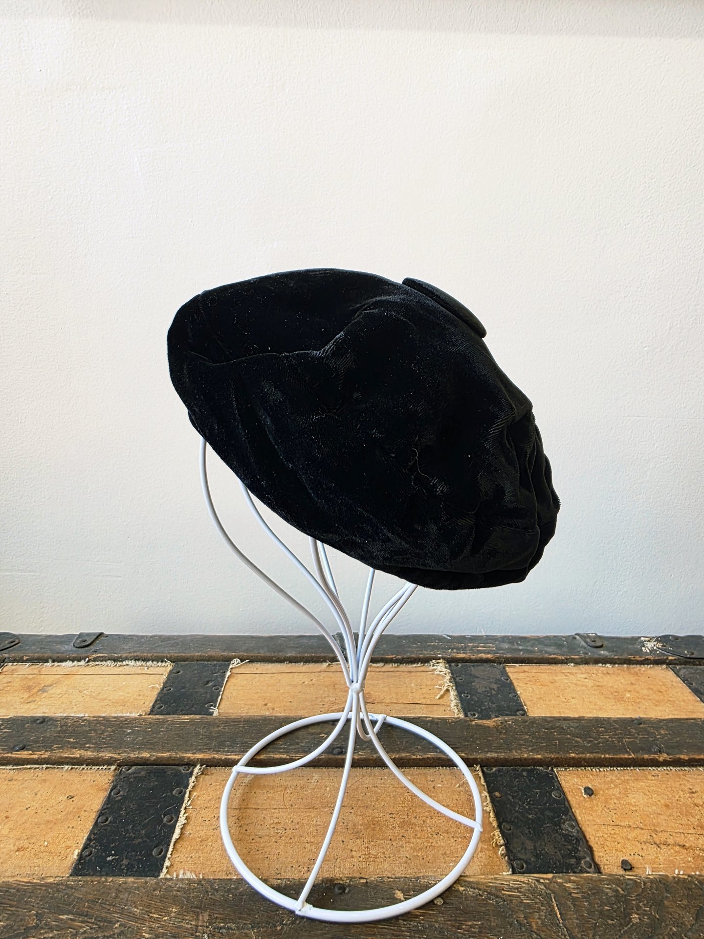 1940 silk black velvet beret tilt hat