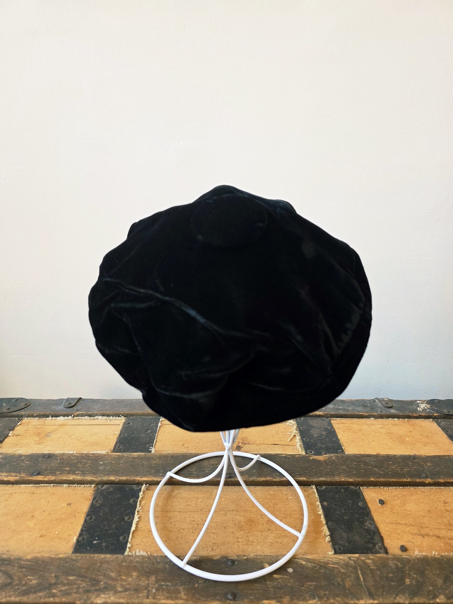 1940 silk black velvet beret tilt hat