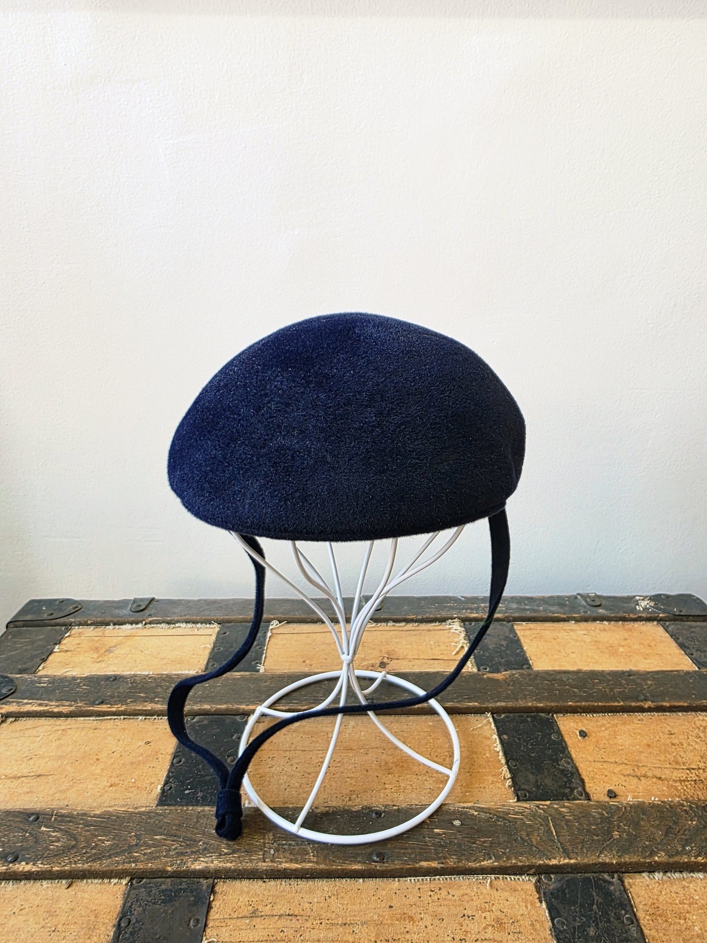 1960 Paris Boutique navy blue fur felt driving hat
