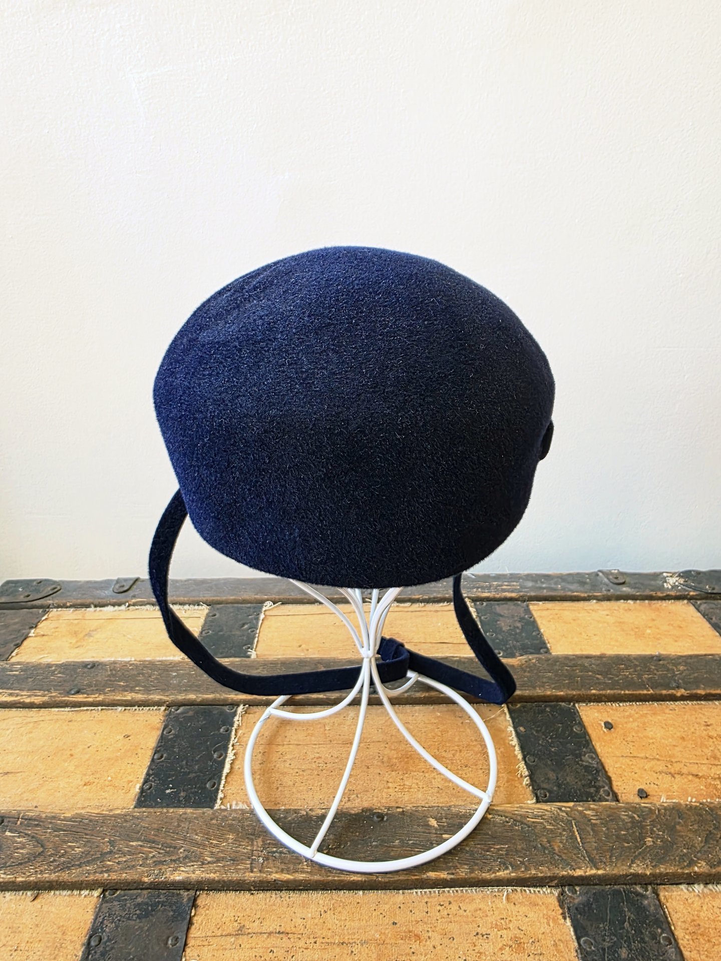 1960 Paris Boutique navy blue fur felt driving hat