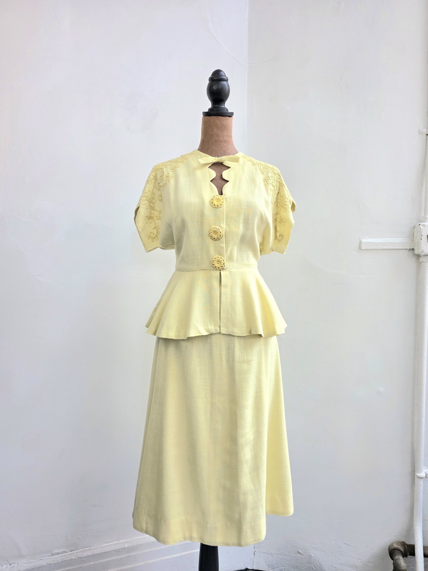1940 pale yellow peplum blouse + skirt set, size xs