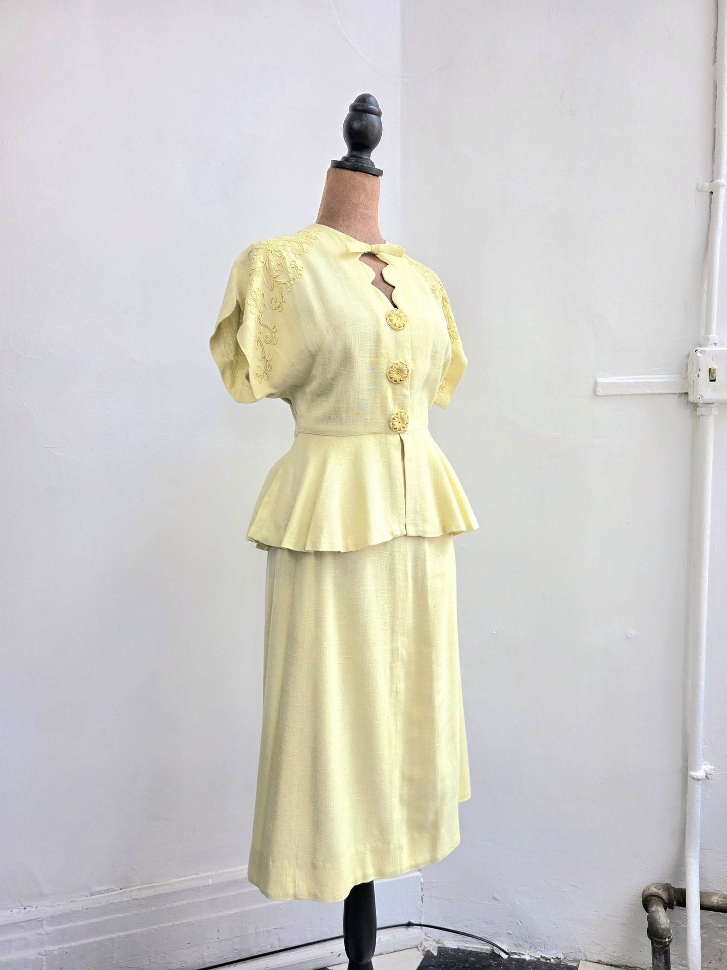 1940 pale yellow peplum blouse + skirt set, size xs
