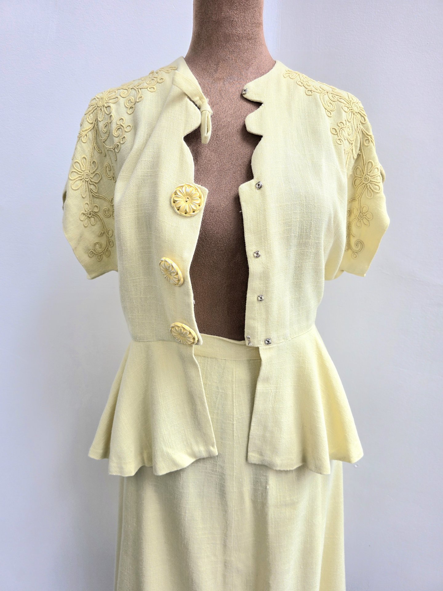 1940 pale yellow peplum blouse + skirt set, size xs