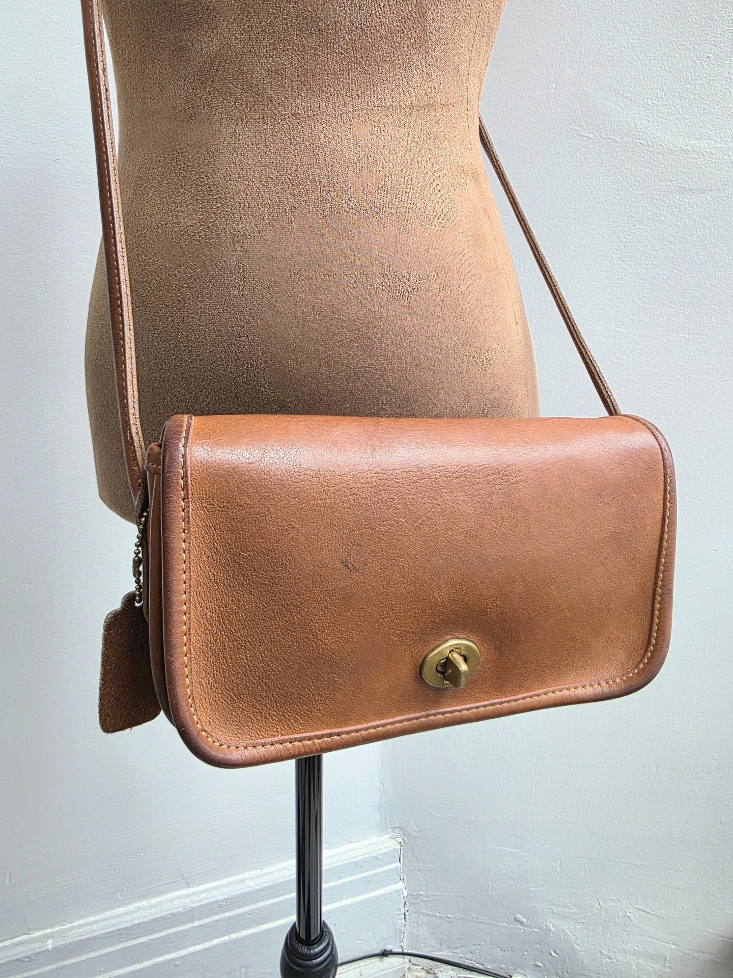1980 COACH Dinky brown leather crossbody bag