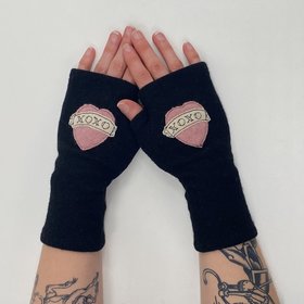 Upcycled cashmere gloves
