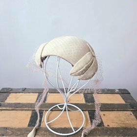 1950 Pogue's cream wool crescent fascinator hat