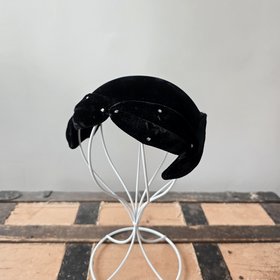 1950 Eva Mae black velvet crescent fascinator hat